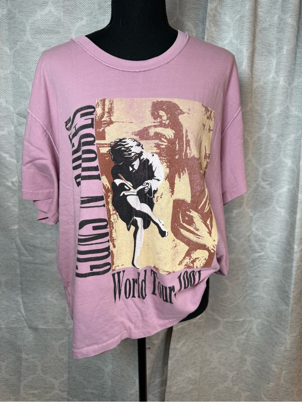 Daydreamer Vintage-Style Pink Graphic Tee - Guns n Roses